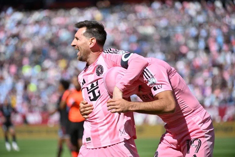 জোড়া গোল করে দলকে জেতালেন মেসি